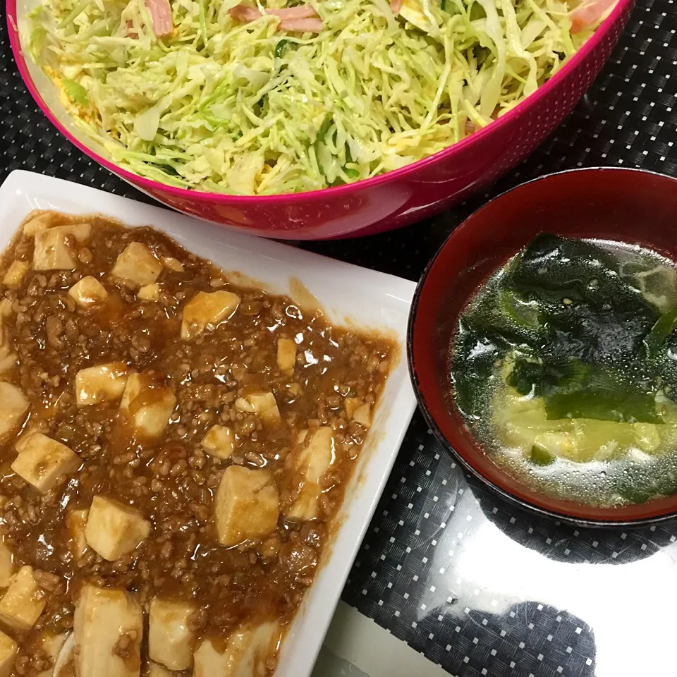 Snapdishの料理写真:麻婆豆腐☆わかめスープ☆山盛りキャベツサラダ|MEGUMIさん