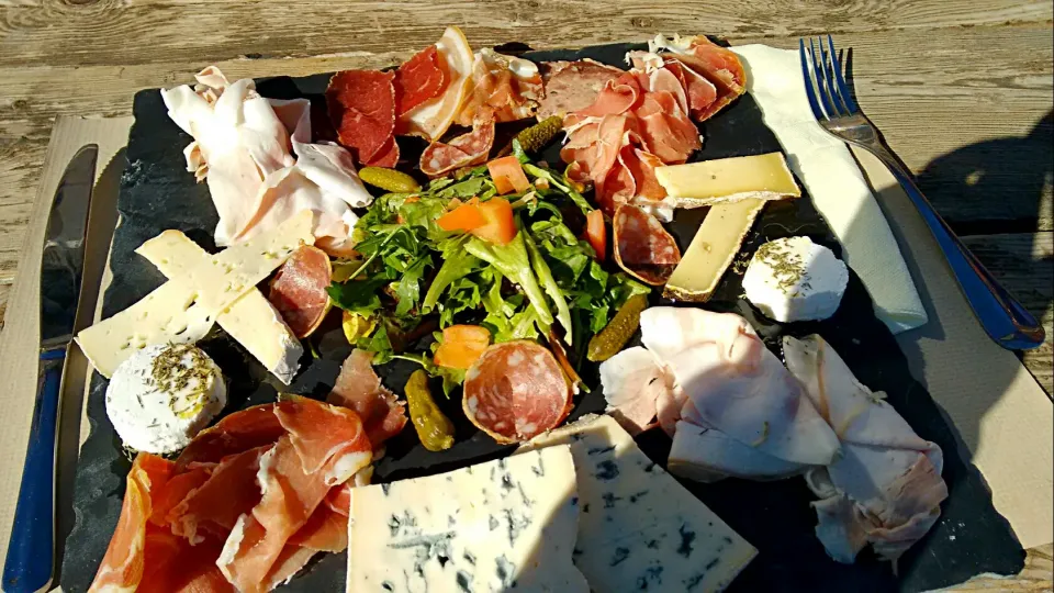 Assiette charcuterie et fromage de montagne|jm gobetさん