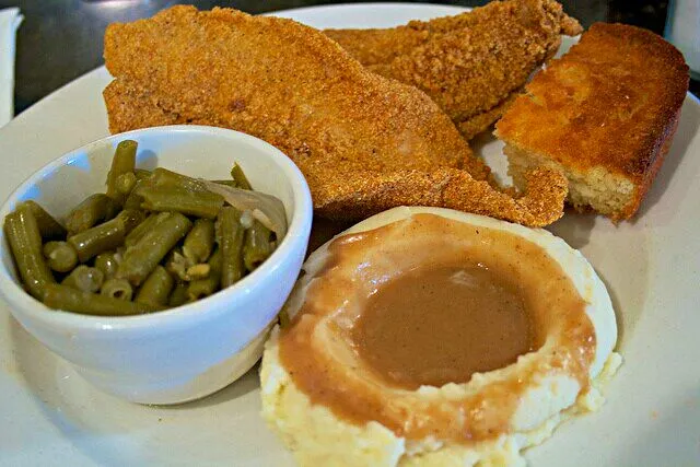 Sweetie Pies Fried Catfish with Green Beans 🍃Mashed Potatoes and Gravy 🌟Corn Bread 🍞 a 😋 💯 😋 #Seafood #Vegetable #SoulFood #BlackHistory 💋💋|Alisha GodsglamGirl Matthewsさん