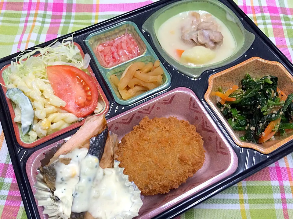 サーモンのムニエルタルタルソースかけ 日替わり弁当 豊川市宅配|Naokazu Kuritaさん