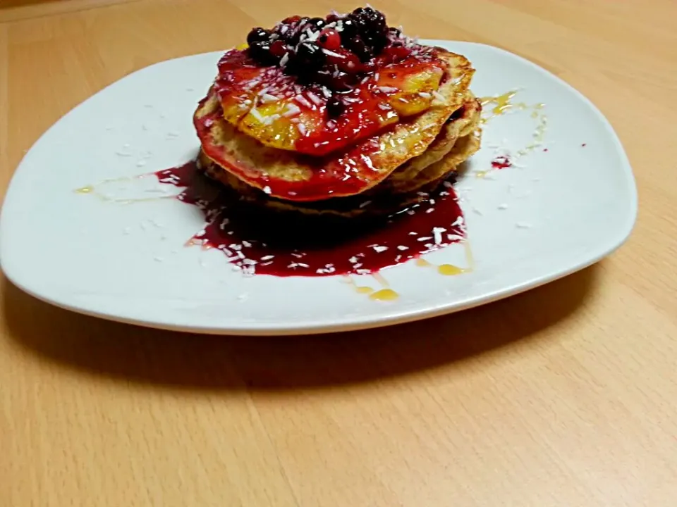 Oatmeal Pancakes with ananas,  berries sauce and honey 
crepes de farine d avoine, ananas , sauce de fruits et miel  #Beignet  #Pancake  #Breakfast #Brunch|Team237さん