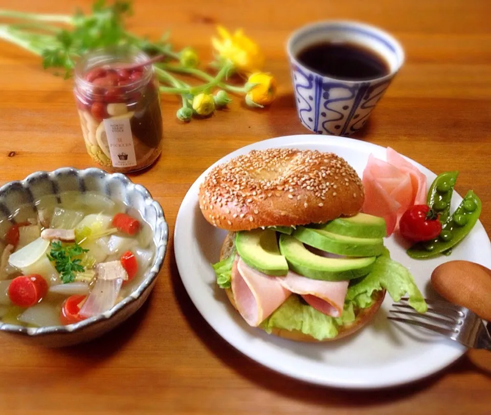 ベーグルサンド🍀とお野菜の和風コンソメ生姜スープde朝ごはん😃|nono_miさん