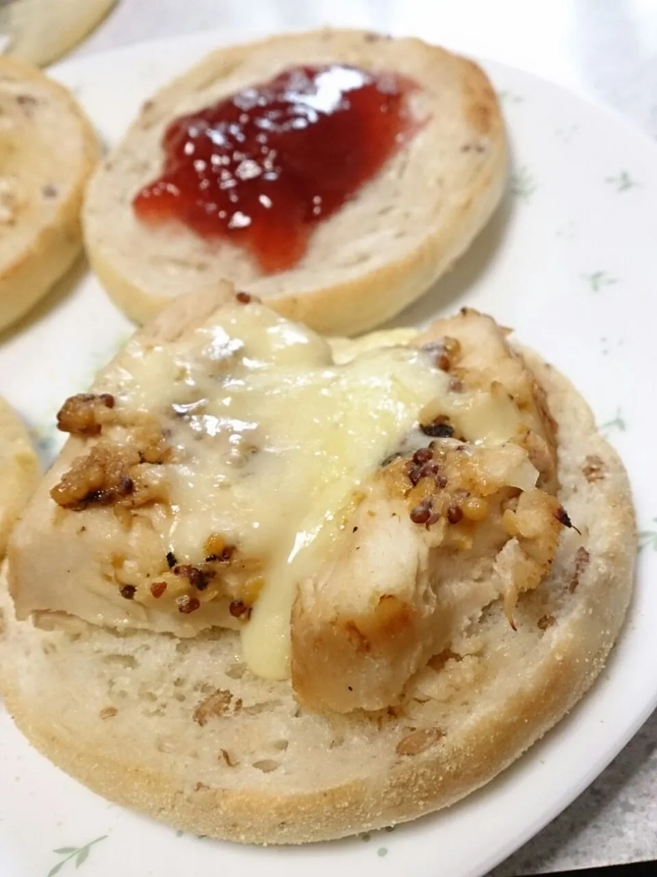 胸肉のハチミツマスタード焼きをマフィンに乗せました*\(*´ω｀*)/*隠し味は醤油！|あまねさん