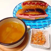 Snapdishの料理写真:手作り♡ホットドッグとオニオンスープ、大根と人参の和え物。