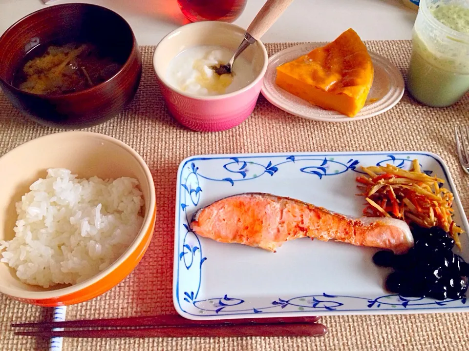 塩鮭 きんぴら牛蒡 黒豆 えのきしめじわかめの味噌汁 パンプキンケーキ|にゃろめさん