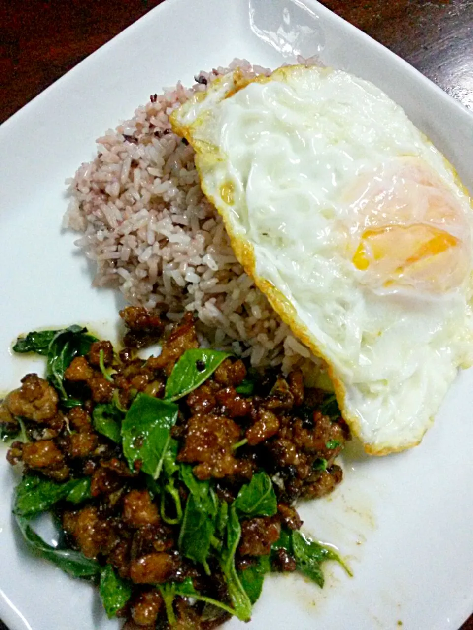 Basil with minced pork & top with fried egg|Jeab Lertさん