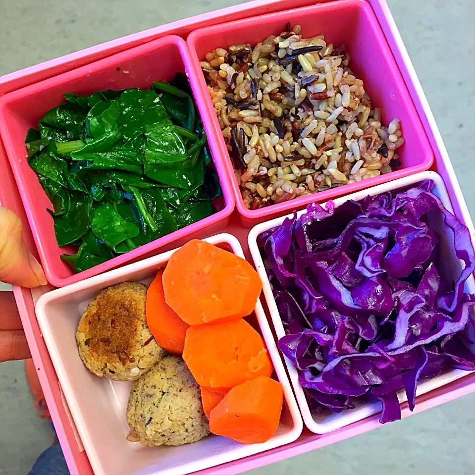 Wild rice, cabbage, carrots, vegan meatballs, spinach|victoria valerioさん