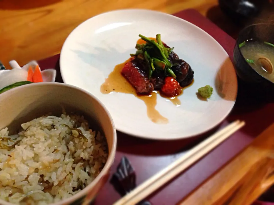 和牛のステーキ、せり・椎茸・トマト添え、 シラスとメカブの炊き込み御飯、アサリの味噌汁、香の物on結婚記念日ディナー@木魂庵|こいちさん