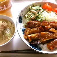 照り焼きチキンとサラダ丼、スープ（レタス、とうふ、ベーコン）|beesukei（献立備忘録）さん