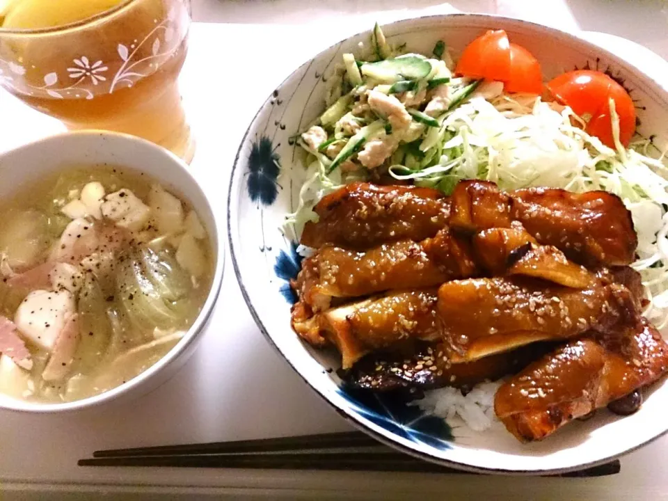 照り焼きチキンとサラダ丼、スープ（レタス、とうふ、ベーコン）|beesukei（献立備忘録）さん