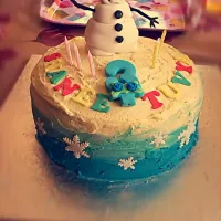 Frozen Themed Butter Cake with Icing and Marzipan Decorations|ronit bergerさん