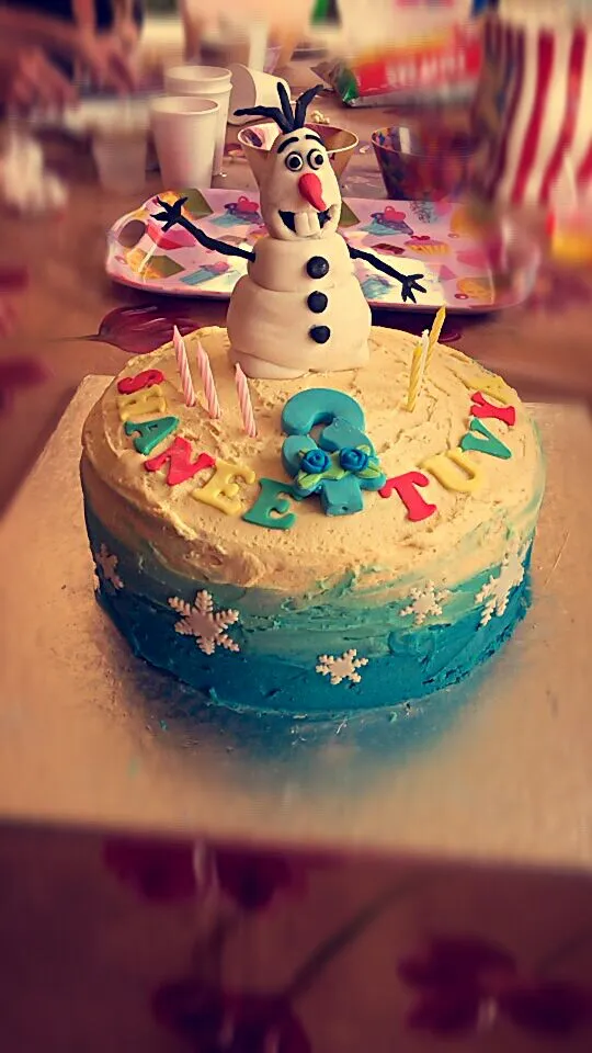 Frozen Themed Butter Cake with Icing and Marzipan Decorations|ronit bergerさん