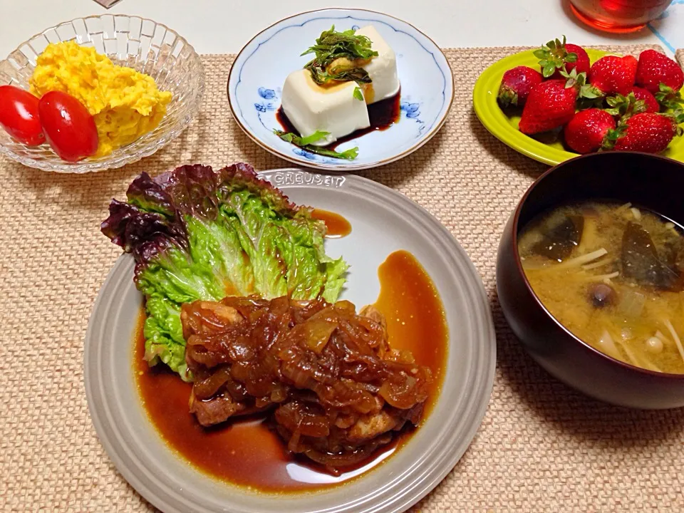 鶏もものトロトロ玉ねぎ煮 かぼちゃサラダ 冷奴 味噌汁|にゃろめさん