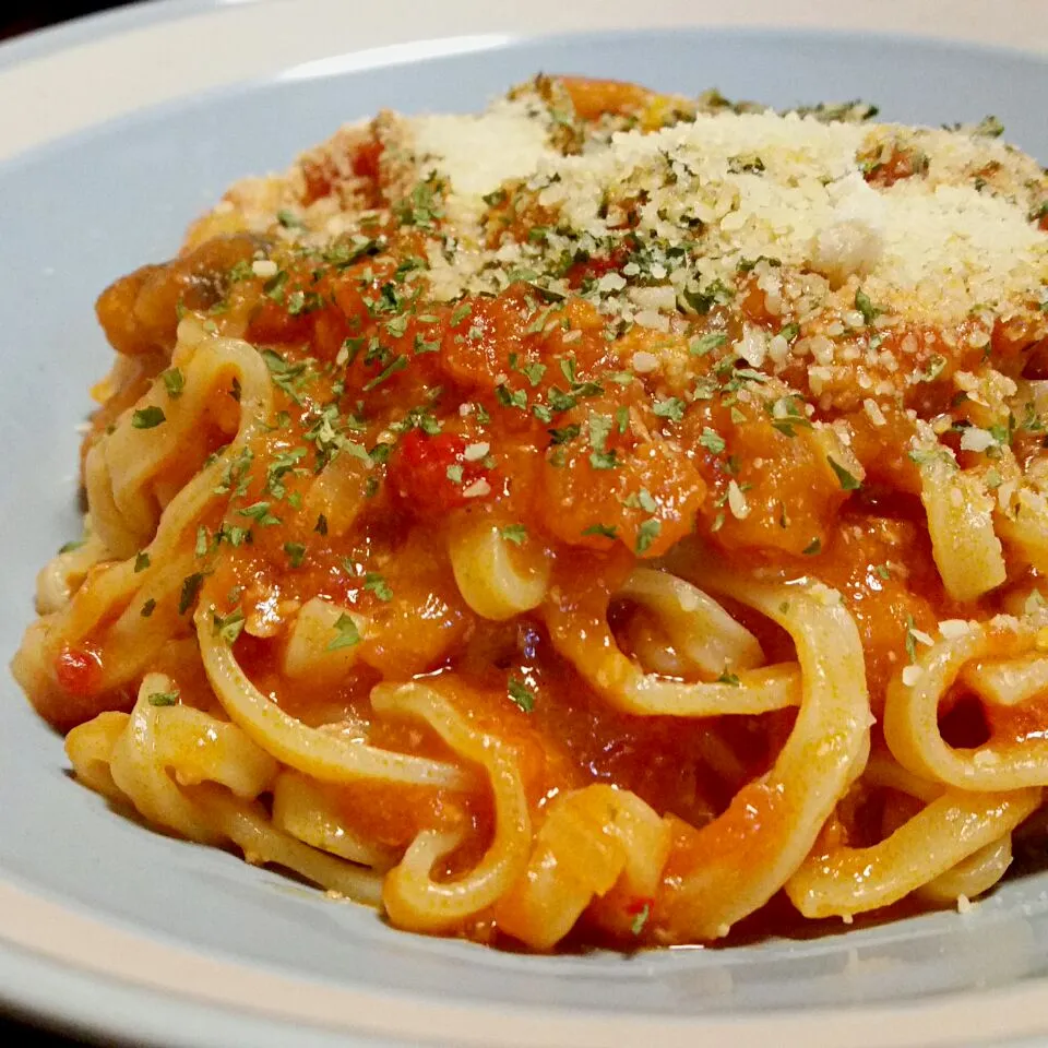 私は、今日も  平打ち中華麺で  トマト🍅ソース🍝パスタ風|ふりるさん