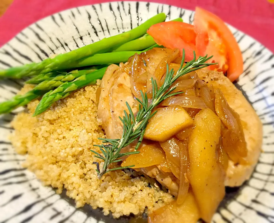 Snapdishの料理写真:Pan seared Pork chop with caramelized Apple and onion butter sauce and quinoa. ポークチョップ、リンゴと玉ねぎのバターソース、キヌア添え。|Sayaka Jinsenji Huletteさん