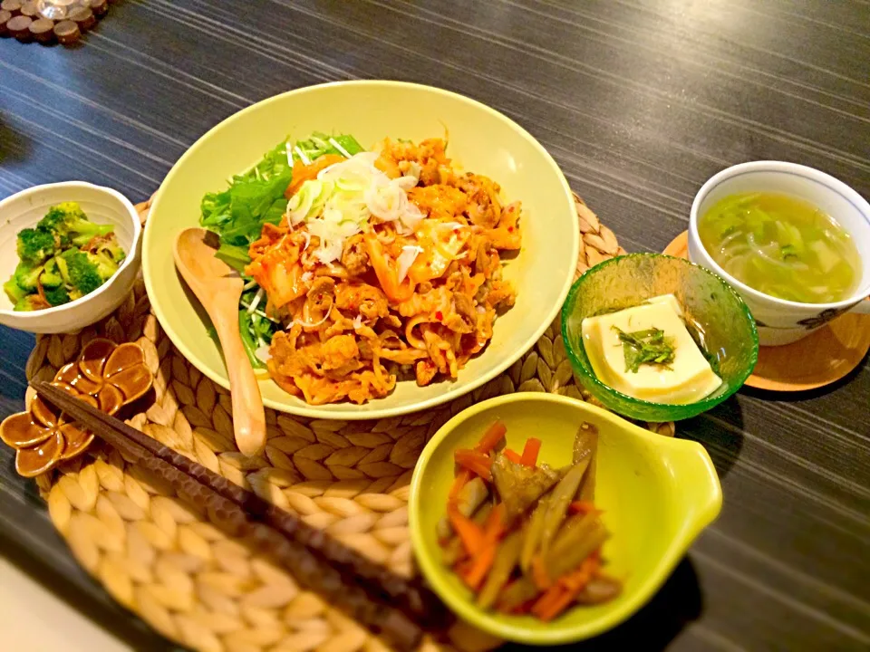 今夜は豚キムチ丼、ブロッコリーおかか和え、卵豆腐、きんぴらごぼう、生姜たっぷり中華スープです。|かれんさん