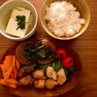 Snapdishの料理写真:【晩御飯】鳥肉と野菜の焼いたん、大根と葉っぱの甘辛、温豆腐、ご飯|あほぱななさん