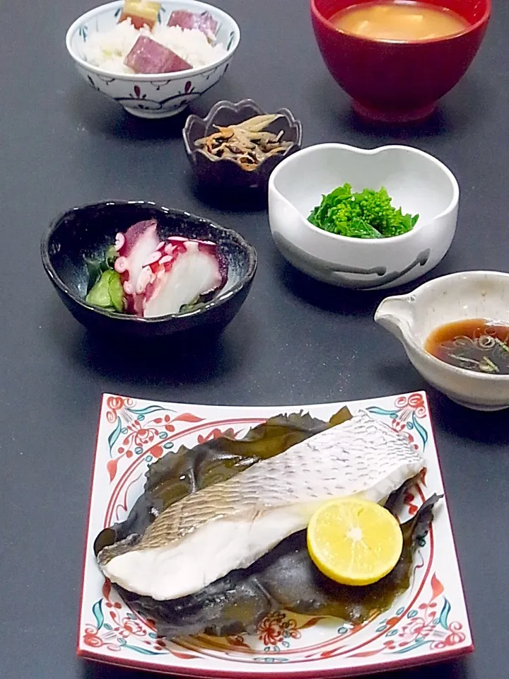 今晩は、鯛の酒蒸し、蛸と胡瓜とわかめの酢の物、菜花辛子和え、ひじき五目煮、豆腐の味噌汁、さつま芋ご飯 キヌア ひえ

今晩はいつも楽しみにしているお買い物も出来ず、帰宅が8時半(･_･;
冷凍してあった、鯛で一品、蛸で一品。
常備菜と下ごしらえしてあったもので、はい出来上がり！品数は多いかな(^^)

さすが鯛！昆布の|akazawa3さん