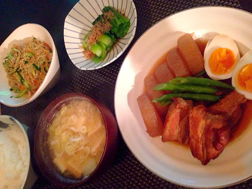 豚の角煮、ちぢみ菜のおひたし、春雨サラダ、厚揚げのお味噌汁|ayumiさん