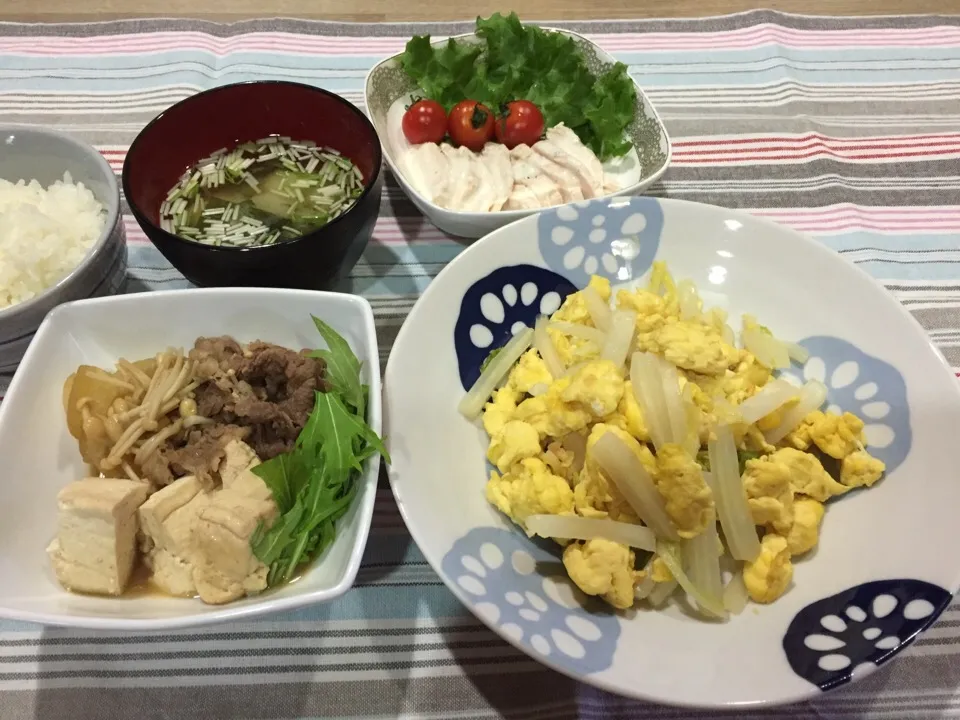 すき煮・炒り卵と白菜の塩レモンたれ生姜炒め・ハーブ蒸し鶏とミニトマト・水菜えのきワカメの味噌汁|まーままさん