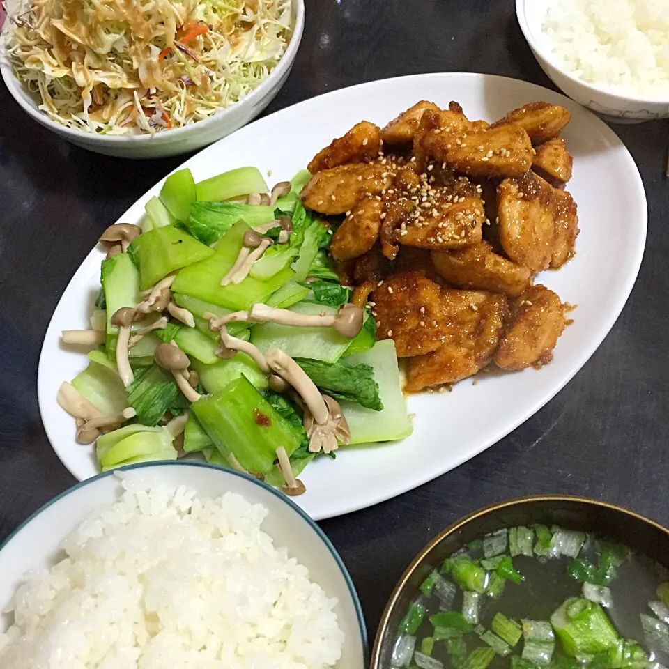 今日の晩ご飯は、鶏肉の旨ダレ焼き、青梗菜としめじの酒蒸し、簡単サラダ、味噌汁。|ゆえさん