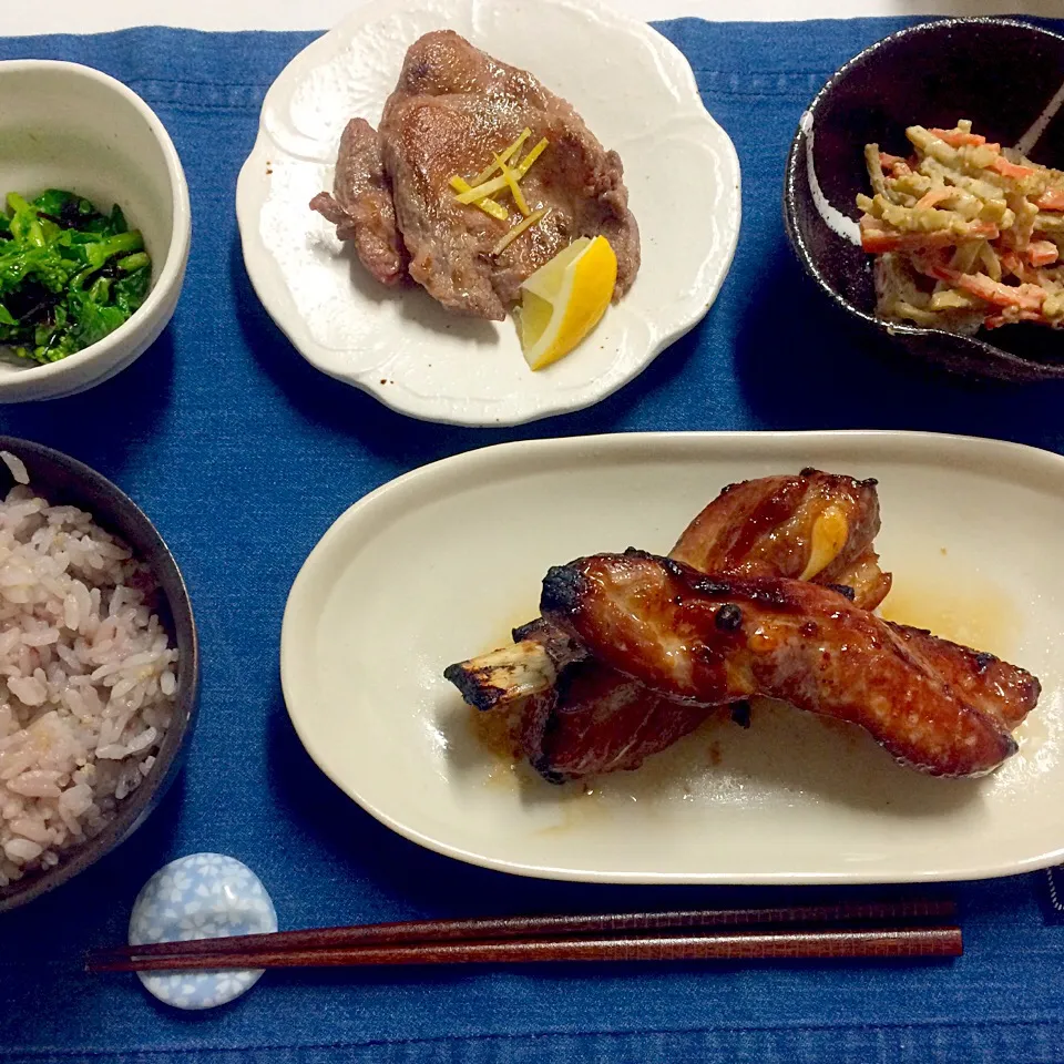 ＊旦那さんの晩御飯＊十六穀ご飯・スペアリブ・厚切り牛タン・菜の花の塩昆布和え・牛蒡と人参のマヨゴマサラダ|髙榮 杏奈さん