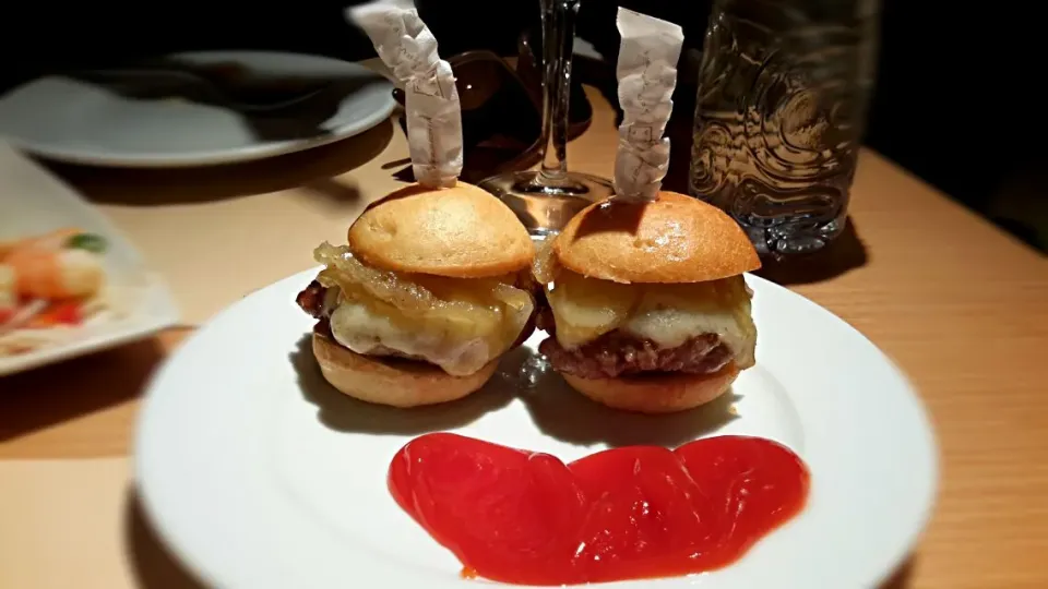 Snapdishの料理写真:Mini Hamburgers with Shallot Confit|Simon Mathewsさん