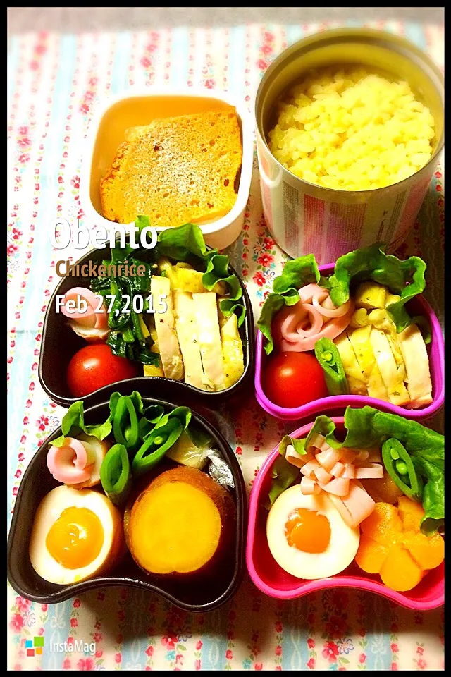 Snapdishの料理写真:今日のお弁当。チキンライス、蒸し鶏、半熟味付け卵、竹輪とハムの花、プチトマト、スナップエンドウ、キャラメルシフォンケーキ♡|72roseさん