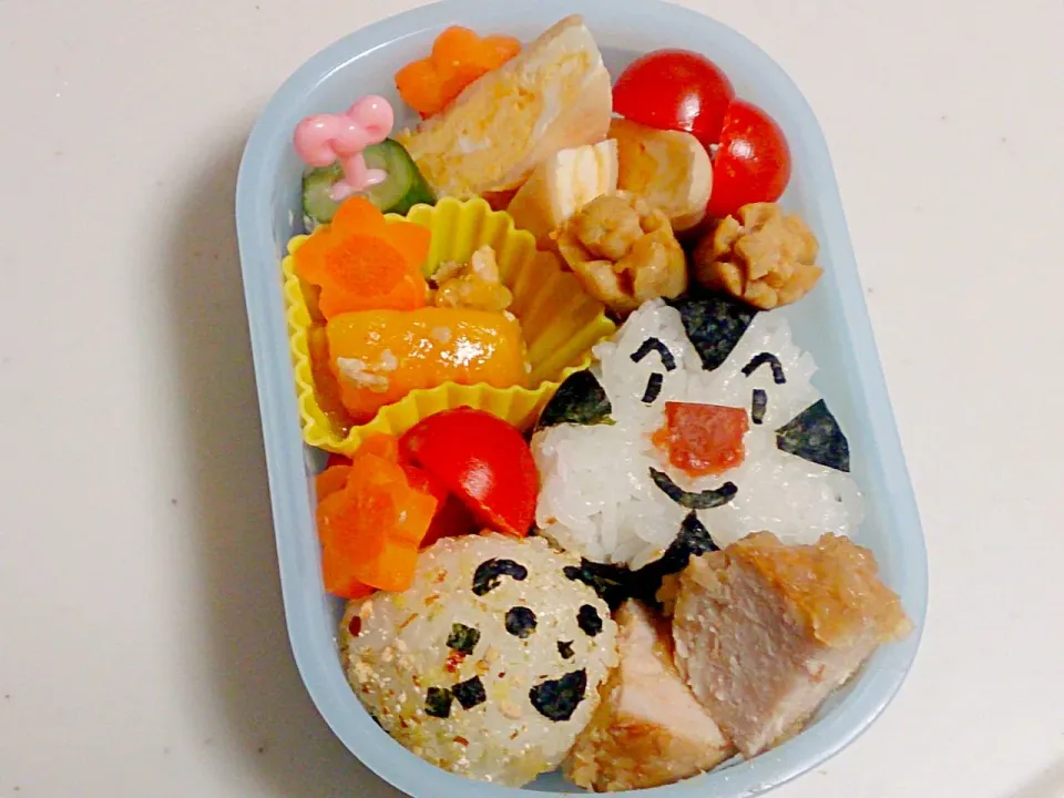 幼稚園4歳娘のお弁当。むえんせきハム卵、チーズケチャニンジンとウィンナー、おから豚肉、カボチャ鳥そぼろ煮、きゅうり糠漬け、梅干しおにぎり。|やよさん