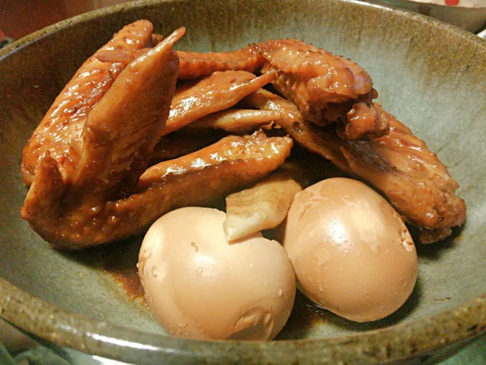 遅くに帰宅したら、上げ膳据え膳で御座いましたわ🐔三種の肴のうちのひとつ。鶏と🐣たまごの酢醤油煮で消毒致しましたわ🍶|にゃあ（芸名）さん