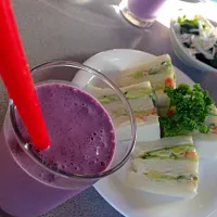 Snapdishの料理写真:Avocado tuna sandwich + mix Berries smoothie