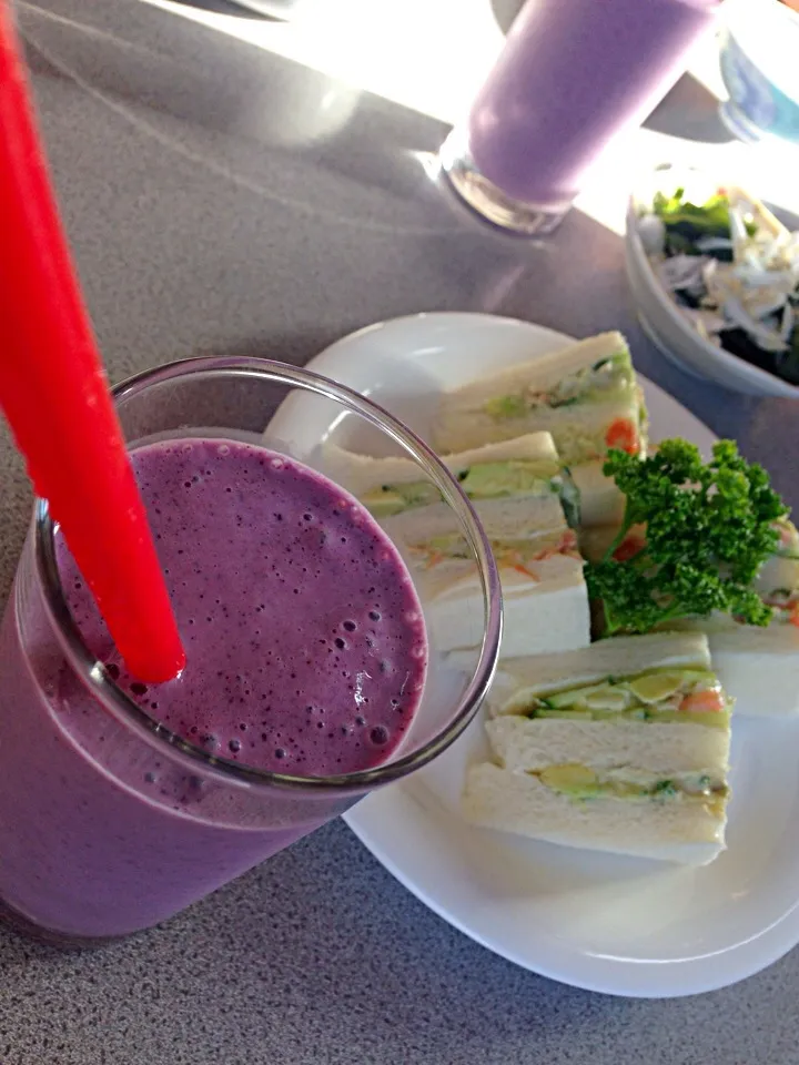 Snapdishの料理写真:Avocado tuna sandwich + mix Berries smoothie|viviさん