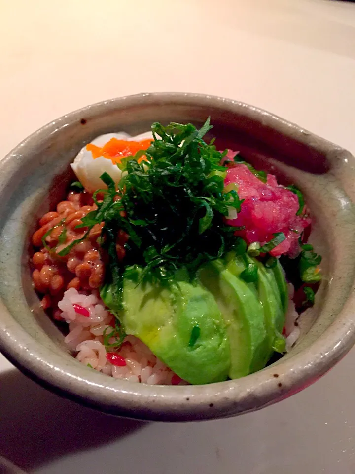 Snapdishの料理写真:マグロとアボカドと納豆丼|Etsuko Suzukiさん