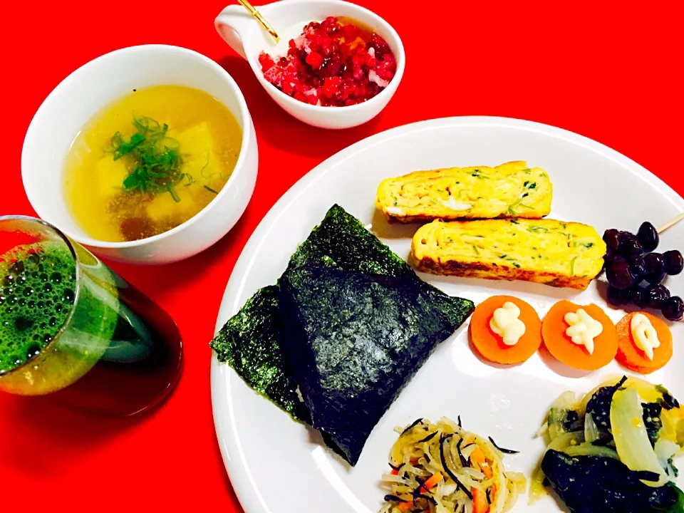 朝ごはんは勝負飯^_^✋鮭おにぎり、三つ葉入り厚焼卵、切り干し大根、玉ねぎワカメの酢みそ和え、黒豆の黒酢はちみつ漬け、人参、ラズベリーヨーグルト、トーフとナメコの味噌汁、青汁^_−☆🎶👍👍👍いただきました✋🎶|はみちゃんさん