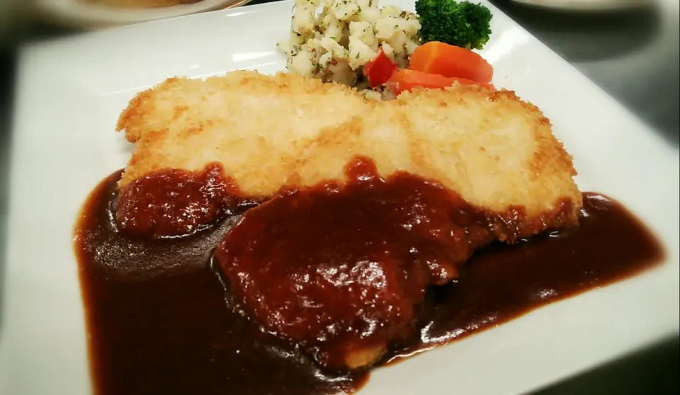 今日、ボリューム重視です(笑)鳥むね肉のカツレツ～デミグラスソース～|Yutaka Sakaguchiさん