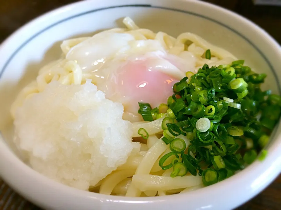 Snapdishの料理写真:チョット早めの昼食                      温玉おろしぶっかけ讃岐うどん|mottomoさん