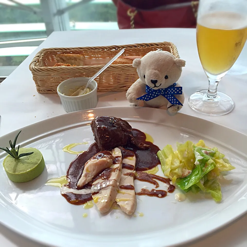 国立新美術館にてランチ。鶏肉の赤ワインソース。昼からビールは酔う！（笑）|リュカさん