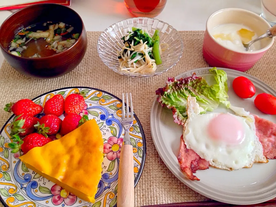 かぼちゃケーキ ハムエッグ 春菊えのきのポン酢和え 味噌汁|にゃろめさん