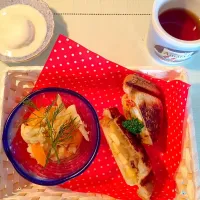 Snapdishの料理写真:手作りパンでホットサンド！ スペインオムレツサンドと林檎とバナナのサンド|Tomomi Masuyamaさん