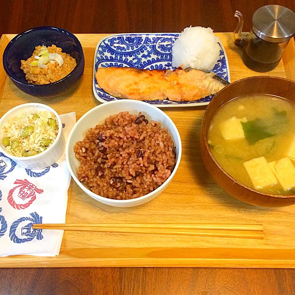 お昼ごはん。お取り寄せのサーモン西京漬け。大根おろし、ワカメと高野豆腐のお味噌汁、おからとひたし豆の和え物、納豆、雑穀ごはん。|yukko7740さん