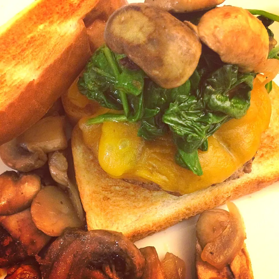 Bison Burger topped with Cheddar, Sautéed spinach and Mushrooms on grilled potato bread|Curt Chillさん