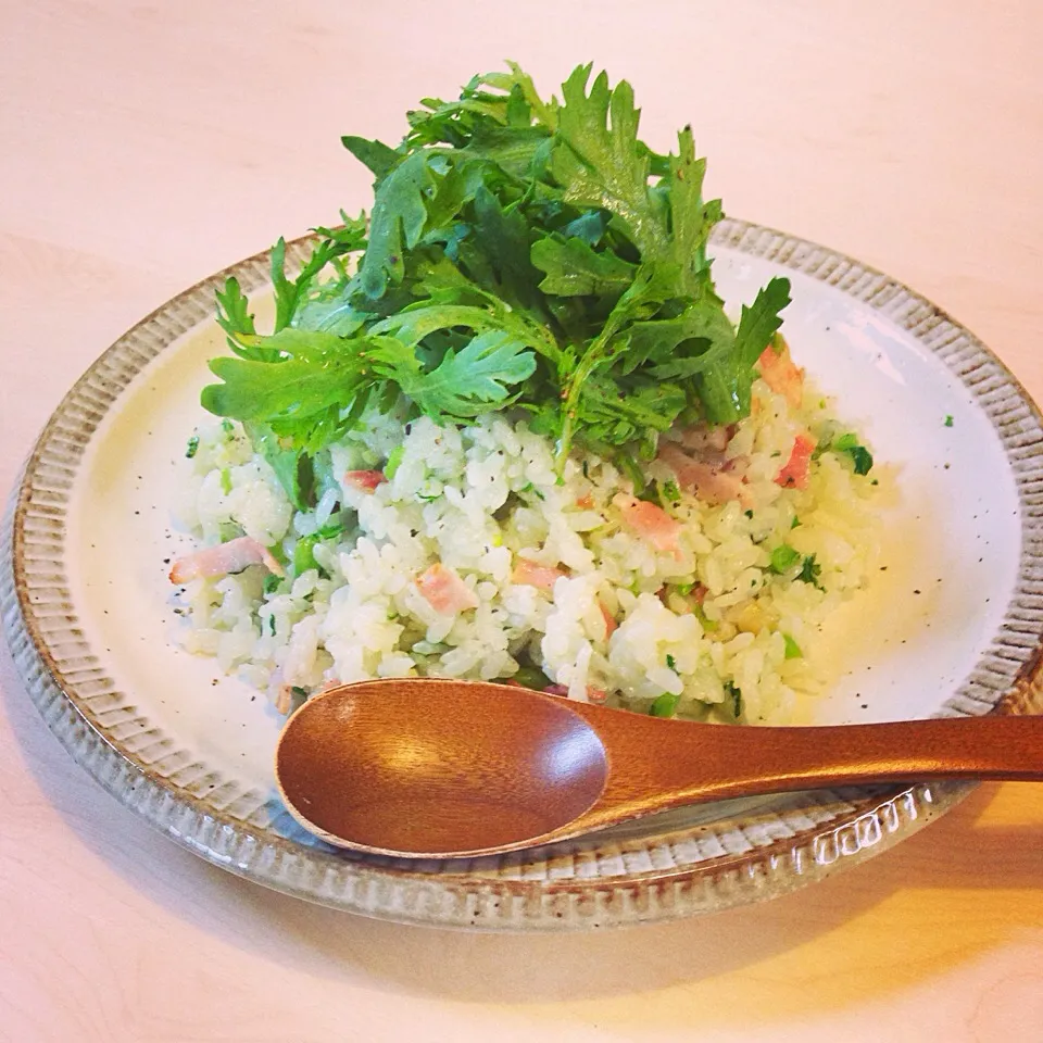 おかなさんの料理 風邪に負けるな〜和風チーズガーリックライス 春菊のせ( •ॢ◡-ॢ)-♡|くわまるさん