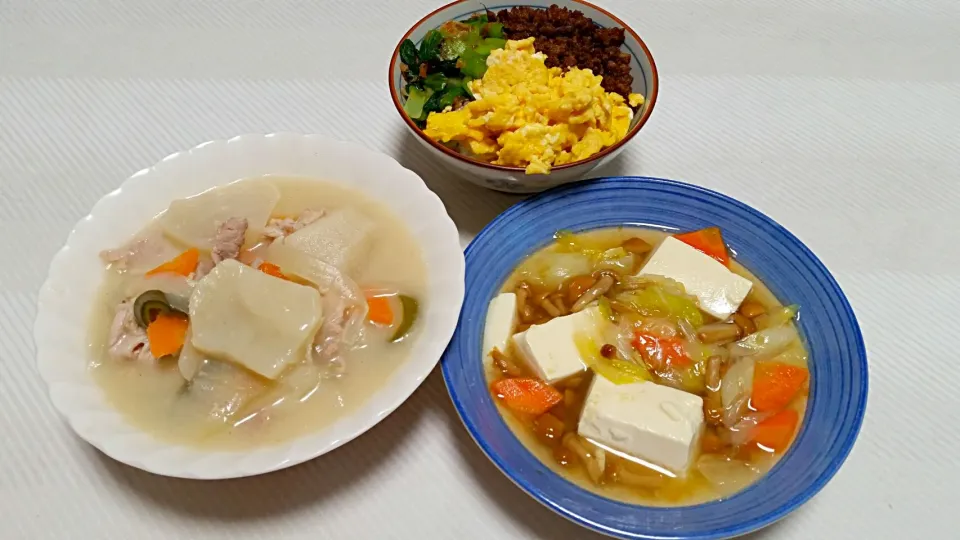 三色丼、なめこと豆腐のとろとろ煮、カブスープ|tomoさん