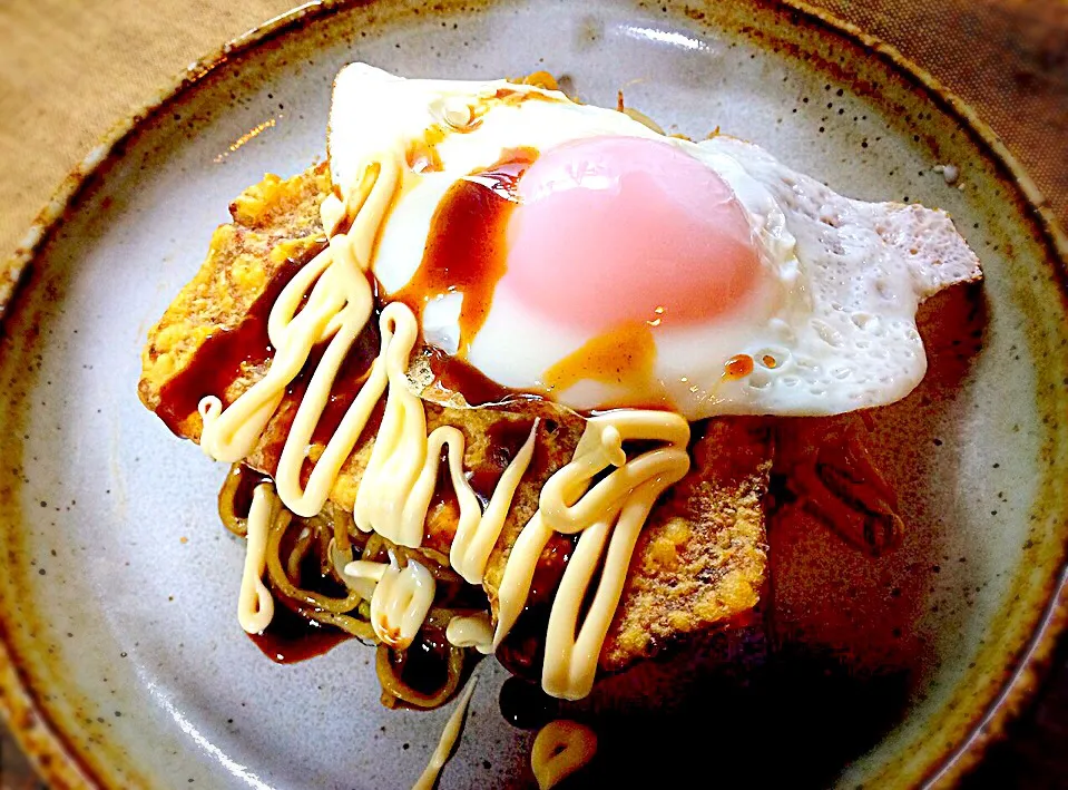 まいりちゃんの✨イカの姿フライ入り焼きそば✨目玉焼き乗せ🍳|ぷっくりんこ💙さん