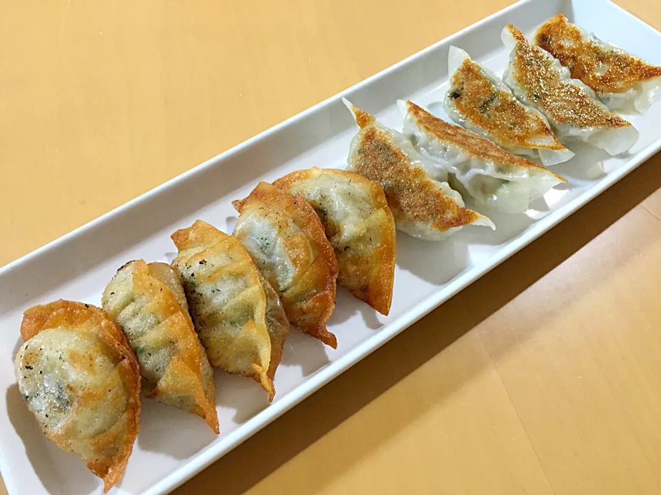 焼き餃子と揚げ餃子|まりもこさん