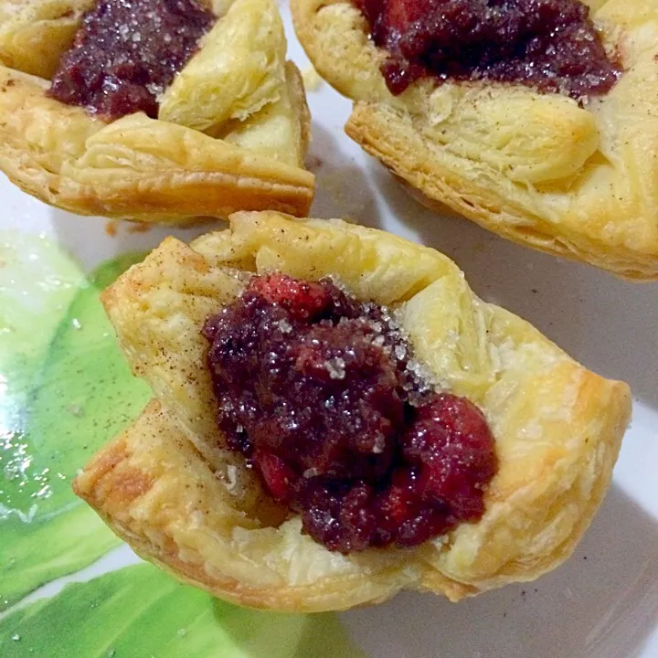 Pastry with Strawberry filling|Rika Huangさん