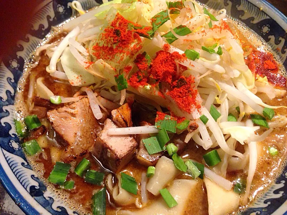 27 シビレッド味噌ラーメン 中辛 極太麺 ニンニクトッピング@みなもと屋|タカパパさん