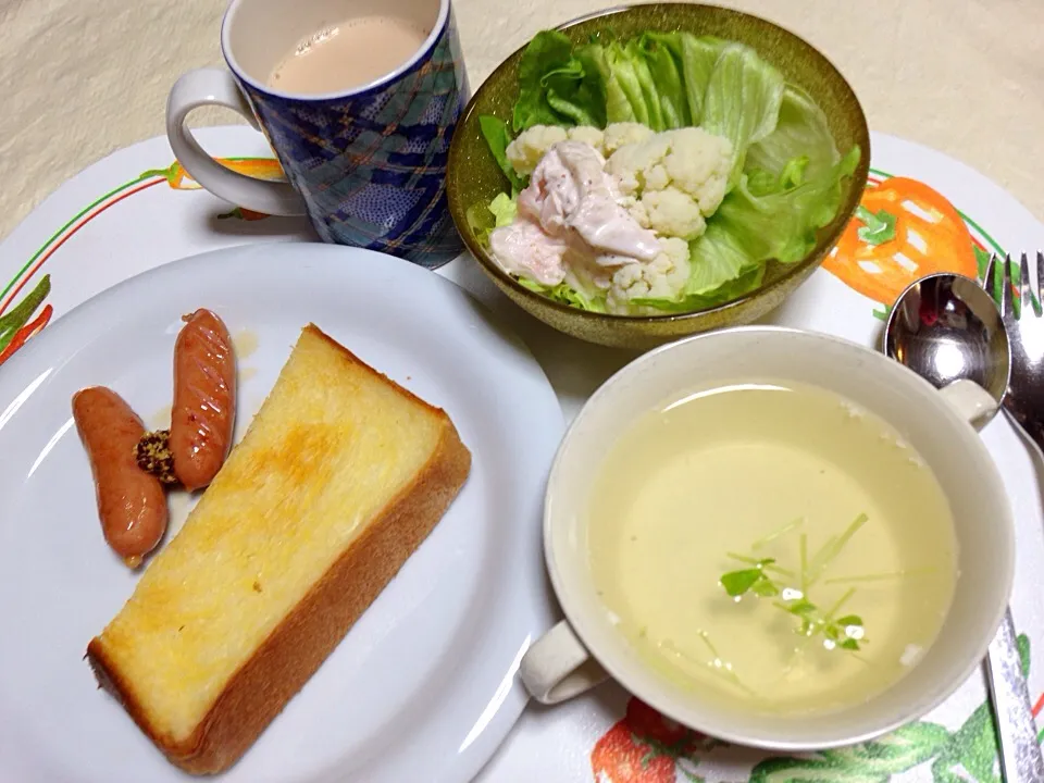 Snapdishの料理写真:20150227朝食。トースト、ソーセージ、カリフラワー入りチキンサラダ、チキンスープの豆苗添え。|Keiko Moritaさん