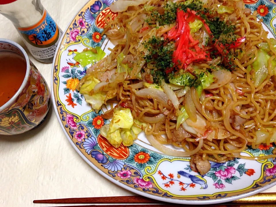 20150227昼食。玉ねぎとキャベツと豚肉と桜海老と天かす入り焼きそば。お茶は「養生功夫茶。|Keiko Moritaさん