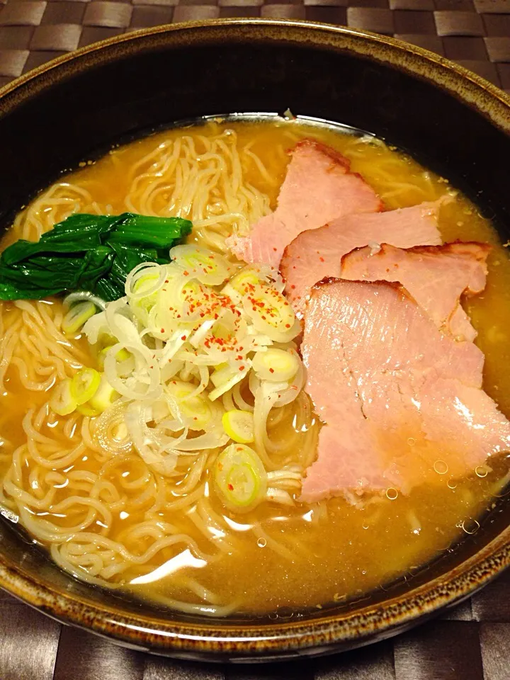 Snapdishの料理写真:頂き物の飛騨高山ラーメン 朴葉味噌味 生麺を調理してみた|あっこぷーさん